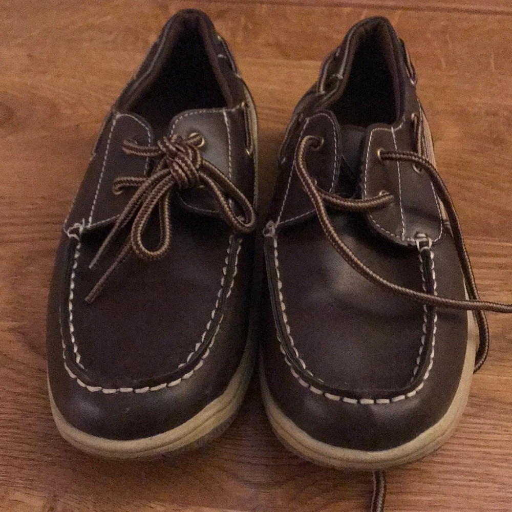 Boy’s tan  size 4 boat shoes . Excellent condition